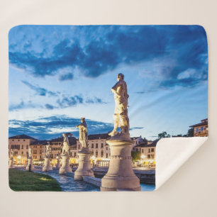 Couverture Sherpa Rangée de statues illuminées à Padova