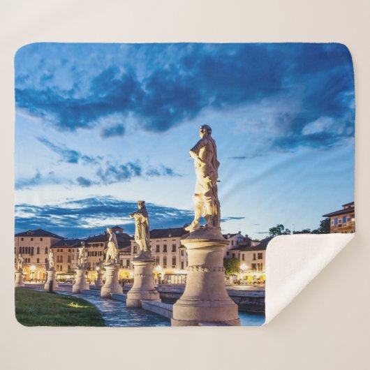 Couverture Sherpa Rangée de statues illuminées à Padova (Devant (Horizontal))