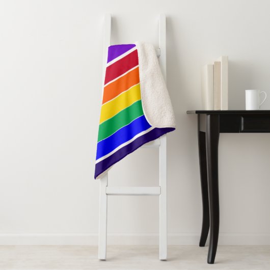 Couverture Sherpa Rayures arc-en-ciel (En situation)