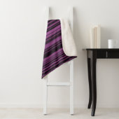 Couverture Sherpa Rayures noires violettes abstraites (En situation)