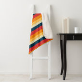 Couverture Sherpa rayures rouges, bleues, orange et jaunes (En situation)