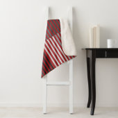Couverture Sherpa Rayures rouges, grises, noires et blanches (En situation)