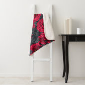Couverture Sherpa Red roses with gray leaves on black (En situation)