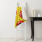 Couverture Sherpa Retro Pop Art : Badges de patchs de dessin (En situation)