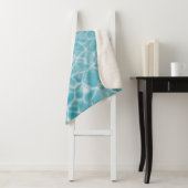 Couverture Sherpa Rippling crystal blue water (En situation)