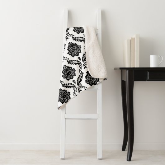 Couverture Sherpa Rococo Damask Pattern Black on White (En situation)
