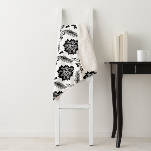 Couverture Sherpa Rococo Damask Pattern Grey Black White (En situation)