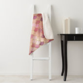 Couverture Sherpa Rose Gold Shimmer Mermaid Échelle Motif (En situation)