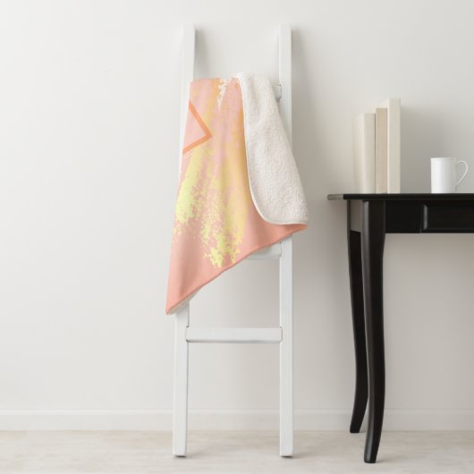 Couverture Sherpa Rose or tropical palmier feuille monogramme (En situation)