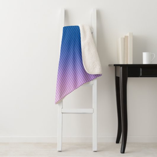 Couverture Sherpa Rose, rose, rayures, ombre, dégradé rose (En situation)