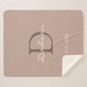 Couverture Sherpa Sable moderne Script beige Nom de famille Monogram (Devant (Horizontal))