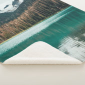 COUVERTURE SHERPA SCÈNE DU CORPS D'EAU PRÈS D'UNE FORÊT (3/4)