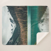 COUVERTURE SHERPA SCÈNE DU CORPS D'EAU PRÈS D'UNE FORÊT (Devant (Horizontal))