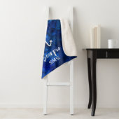 Couverture Sherpa Scorpio Zodiac Constellation Bleu Galaxie Monogram (En situation)