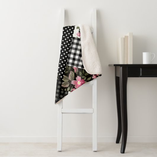 Couverture Sherpa seamless floral patchwork pattern with geometrical (En situation)