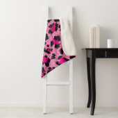 Couverture Sherpa Seamless luxury pink leopard pattern. (En situation)