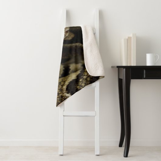 Couverture Sherpa Serpent noir Cool (En situation)