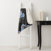 Couverture Sherpa Serpents et roses bleus (En situation)