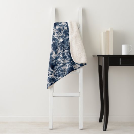 Couverture Sherpa Sherpa Blanket - Blue and Silver Marble Pattern (En situation)