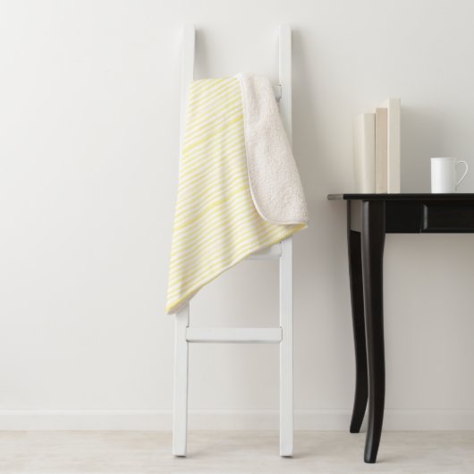 Couverture Sherpa Sherpa Blanket (Small) - Yellow Stripes Pattern (En situation)