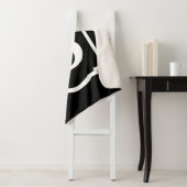 Couverture Sherpa Simple Black and White Framed Monogram (En situation)