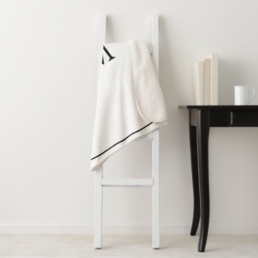 Couverture Sherpa Simple Monogramme classique noir et blanc minimali (En situation)