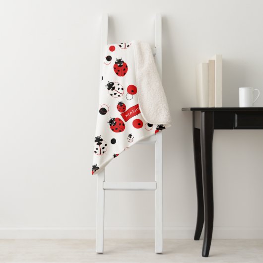 Couverture Sherpa Simple Motif Ladybug rouge, noir et blanc (En situation)