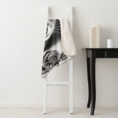 Couverture Sherpa Sneaky Green and Blue Eyes Grey Cat Nom personnali (En situation)