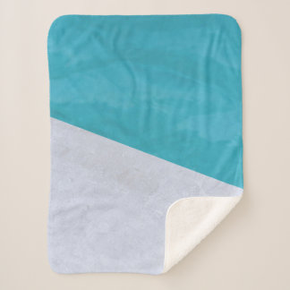 Couverture Sherpa Sol gris vide à côté de la piscine