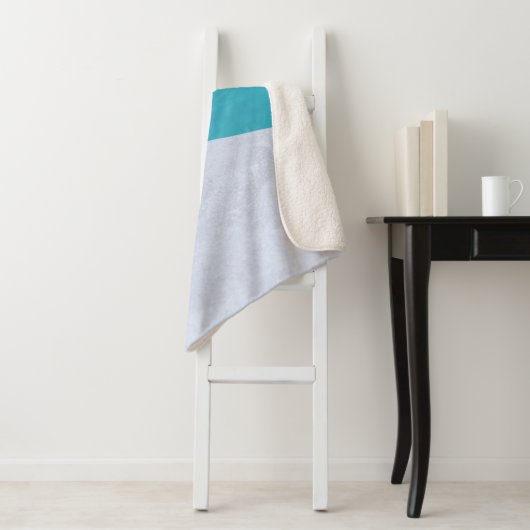 Couverture Sherpa Sol gris vide à côté de la piscine (En situation)