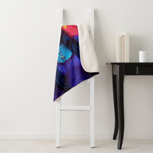 Couverture Sherpa Sorcière d'Halloween avec conception de visage crâ (En situation)