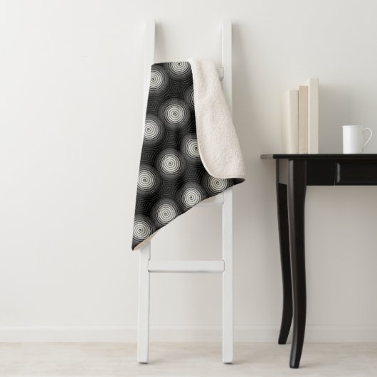 Couverture Sherpa Spirale Noire Et Blanche (En situation)