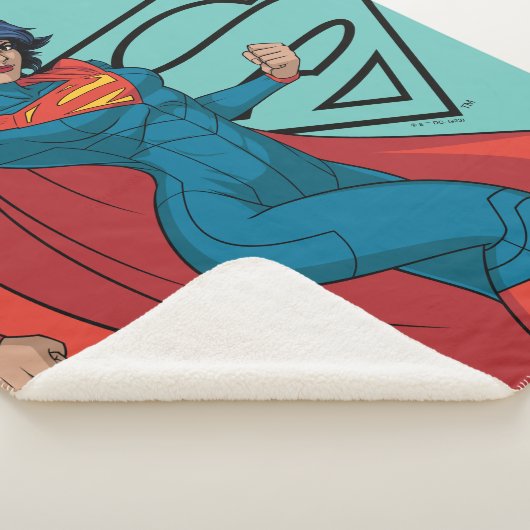 Couverture Sherpa Supergirl Hovering en costume bleu (3/4)