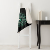 Couverture Sherpa Symbole oculaire vert foncé du Monogramme sur noir (En situation)