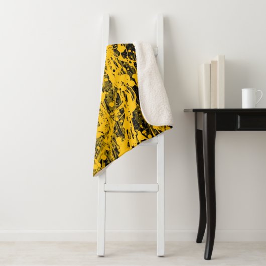 Couverture Sherpa Taches de peinture noire et jaune (En situation)