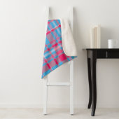 Couverture Sherpa Tartan bleu et rouge (En situation)