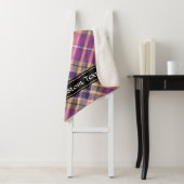 Couverture Sherpa Tartan rose, or et bleu (En situation)