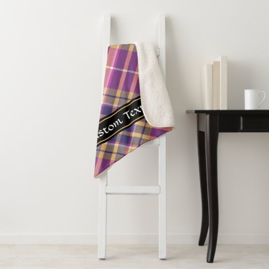 Couverture Sherpa Tartan rose, or et bleu (En situation)
