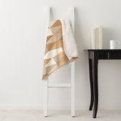 Couverture Sherpa Taupe ivoire moderne Gris Tan Brown Motif triangle (En situation)