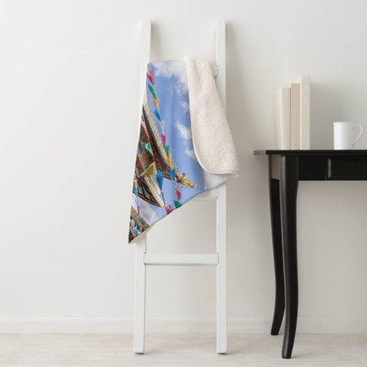 Couverture Sherpa Temple tibétain avec drapeaux de prière - Yunnan, (En situation)