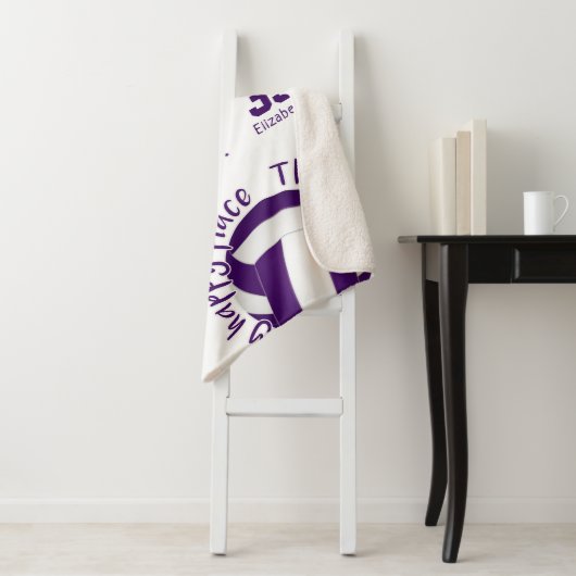 Couverture Sherpa terrain de volley-ball blanc violet filles heureux (En situation)