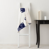 Couverture Sherpa Têtes de poisson bleu marine | Monogramme (En situation)