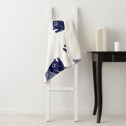 Couverture Sherpa Têtes de poisson bleu marine | Monogramme (En situation)