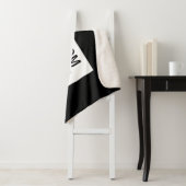 Couverture Sherpa Texte modifiable moderne en gras | Noir & Blanc (En situation)