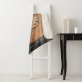 Couverture Sherpa Texture en bois rustique et monogramme de cerfs su (En situation)