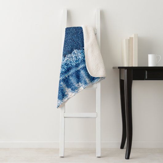 Couverture Sherpa Texture en tissu de jean denim bleu (En situation)