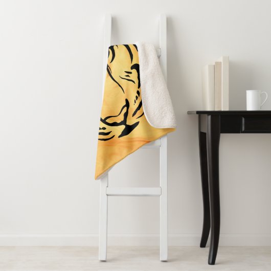 Couverture Sherpa Tigre à rayures noires sur orange vif (En situation)