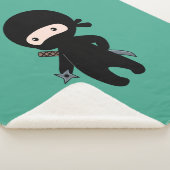 Couverture Sherpa Tiny Ninja tenant l'étoile au lancer sur le vert f (3/4)