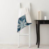 Couverture Sherpa Tirrinia Snowflake Motif avec noms et monogramme (En situation)