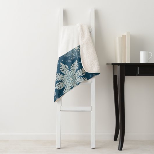 Couverture Sherpa Tirrinia Snowflake Motif avec noms et monogramme (En situation)
